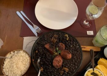 Samba com feijoada na domingueira da Casa de Farinha