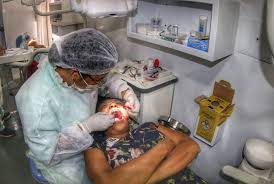 Governo do Estado leva serviços da Feira Saúde Mais Perto à distrito de Candeias e entrega ambulância à Fundação Dr. Jesus