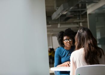 Feira gratuita reúne grandes empresas e oferece vagas de emprego e estágio em Salvador