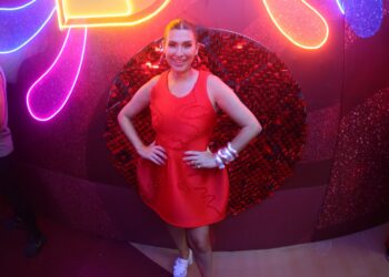 Fernanda Paes Leme curte primeira noite do Camarote Planeta Band