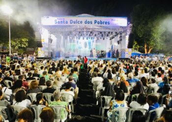 Sete mil pessoas se reúnem na Praça Irmã Dulce durante show do Padre Fábio de Melo