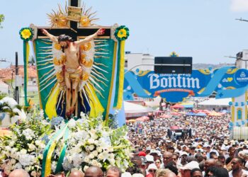 Soteropolitanos e turistas se emocionam com chegada da Imagem do Senhor do Bonfim à Colina Sagrada