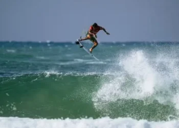 Filipe Toledo é campeão de etapa da WSL em Burleigh Heads e garante permanência no circuito