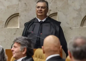 Flávio Dino determina suspensão de análise em queixa de Bolsonaro contra Janones no STF