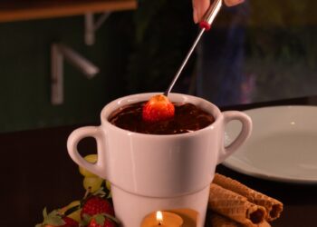 Celebre o Dia dos Namorados dividindo um fondue de chocolate com seu amor