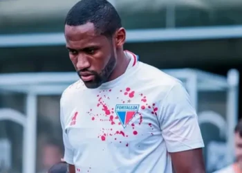 Fortaleza usa camisa com “marcas de sangue” lembrando atentado a ônibus