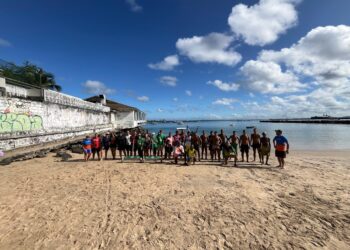 Mais de 1 tonelada de lixo é retirada do mar em mutirão liderado pelo clube de canoagem Kaiaulu Va’a