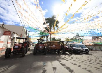 Aracatu: Governo entrega obras em segurança, educação, água e produção rural