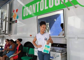 Aniversário de Salvador: Odontomóvel leva saúde bucal para estudantes da rede estadual