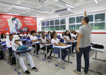 Bahia alcança liderança nacional em taxa de escolarização entre adolescentes