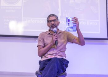 Premiado escritor Jeferson Tenório participa de bate-papo com estudantes de Camaçari