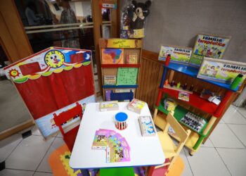 Seades entrega kits e lança livro para reforçar proteção de crianças e adolescentes na Bahia