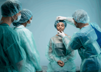 Cirurgias plásticas entre adolescentes aumentou 141% em 5 anos; veja riscos