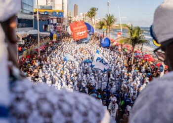 Tapete Branco dos Filhos de Gandhy toma conta do Circuito Barra-Ondina