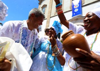 Governador Jerônimo Rodrigues completa caminhada da Lavagem do Bonfim desejando “fé e coisas boas para a Bahia”