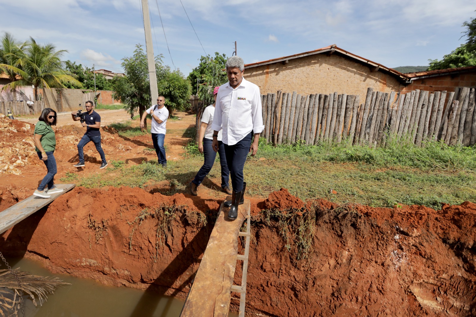 Governador inicia visita a municípios do oeste baiano afetados pelas chuvas