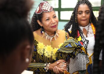 Rainha do Congo participa de encontro em colégio estadual, em Salvador