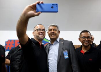 No Aeroporto de Salvador, governador recepciona funcionários da BYD em embarque para treinamento na China