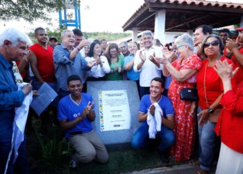 Escola de tempo integral e sistemas de abastecimento de água são entregues em Aiquara