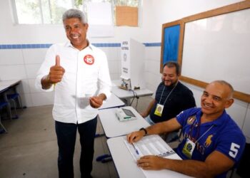 Governador registra seu voto no Colégio Luís Viana, em Brotas
