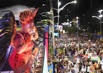 Trio Pipoca das Pretas exalta protagonismo negro e combate ao racismo no Carnaval