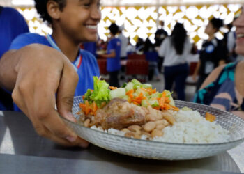 Refeição saudável fortalece permanência e aprendizado nas escolas estaduais da Bahia