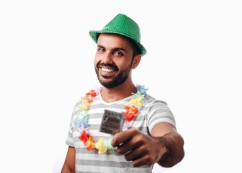 Infectologista alerta para a importância da prevenção da Covid e ISTs durante as festas de verão