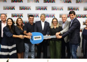 Governo do Estado entrega ambulância e discute obras e investimentos para Mundo Novo