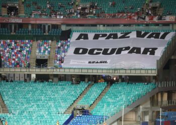 Ação simbólica na Arena Fonte Nova promove campanha pela paz no futebol