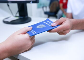 Apesar de salário médio recorde, bares e restaurantes seguem com dificuldade em preencher vagas