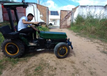 Estudante da EJA de Ribeira do Pombal constrói trator com materiais reaproveitados