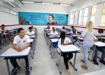 Governo da Bahia concede avanço na carreira para 770 educadores