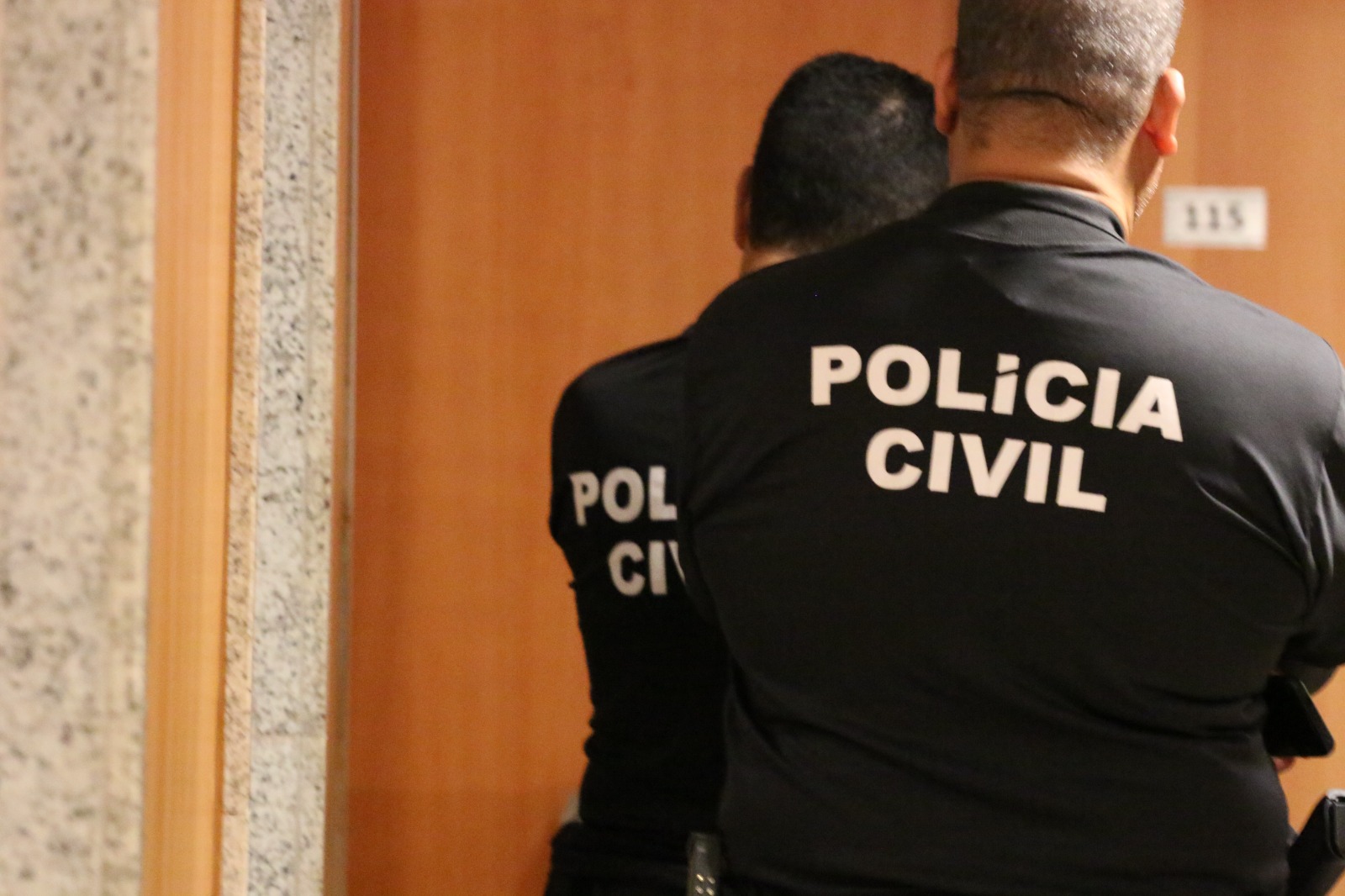 Empresário é preso em flagrante por maus tratos aos pais