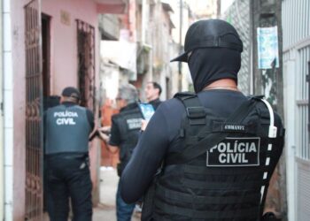 Mulher é presa em Feira de Santana por cárcere privado de namorada