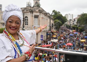 Caminhada Nacional do Samba levou clima de carnaval antecipado para as ruas de salvador