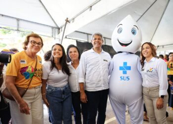Jerônimo Rodrigues visita Feira Saúde Mais Perto, em Cajazeiras, e entrega ambulâncias para unidades de saúde da região