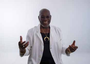 Lazzo Matumbi se apresenta na Casa Rosa cantando os clássicos do São João