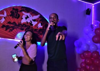 Utau Karaokê oferece happy hour animado com música e petiscos especiais