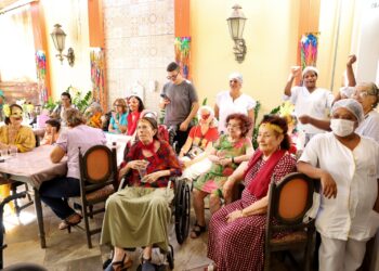 Bailinho de Carnaval da PM leva alegria para lares de idosos de Salvador