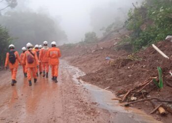 Bombeiros baianos já resgataram mais de 160 vítimas das chuvas em diferentes regiões do Rio Grande do Sul