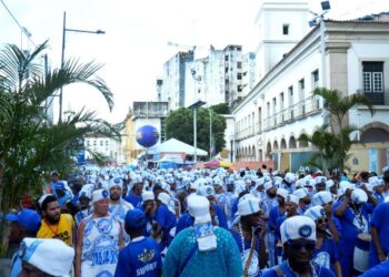 Filhos de Gandhy celebra tradição no circuito Batatinha com apoio do programa Ouro Negro