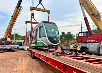 Trens do VLT de Salvador e RMS começam a ser transportados para procedimentos na fábrica em São Paulo