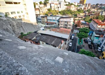 Governo do Estado entrega contenção de encosta e autoriza novas obras em Salvador