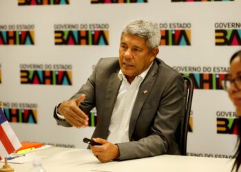 Em reunião com prefeita de Cotegipe, governador entrega ambulância e trata de futuras parcerias com o município