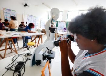 Edital oferece 400 bolsas para professores coordenarem Clubes de Ciências na rede estadual