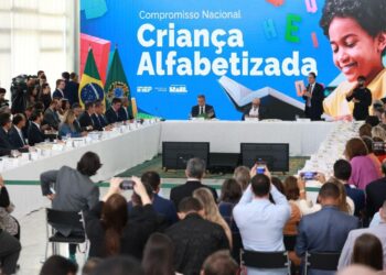 Jerônimo se reúne com Lula e Camilo Santana para tratar de nova política de alfabetização
