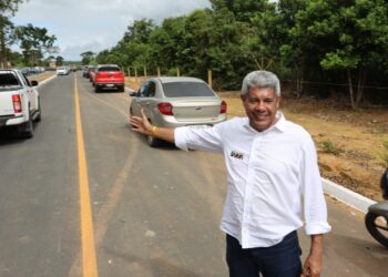 No extremo sul, Governo do Estado entrega obras para melhorar mobilidade, saúde e educação em Lajedão