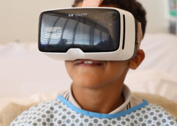 Pacientes do Hospital Ortopédico do Estado testam óculos de realidade virtual para auxiliar na reabilitação