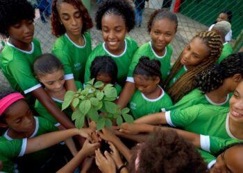 Time feminino de futebol apoiado pela Sudesb planta mudas de árvores no Estádio de Pituaçu