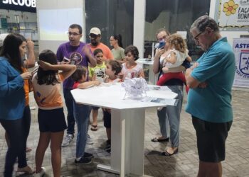 Ciência em movimento: estudantes levam museu itinerante de Astronomia às ruas